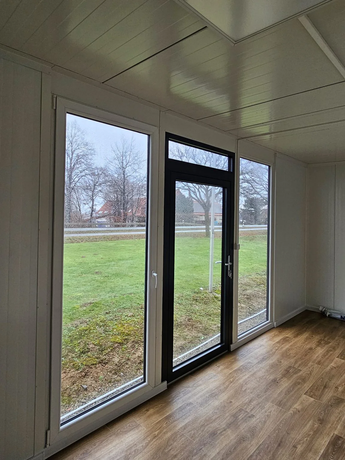 Verkaufspavillon mit bodentiefen Fenstern ca. 18 m² RAL 7016 – Bild 10