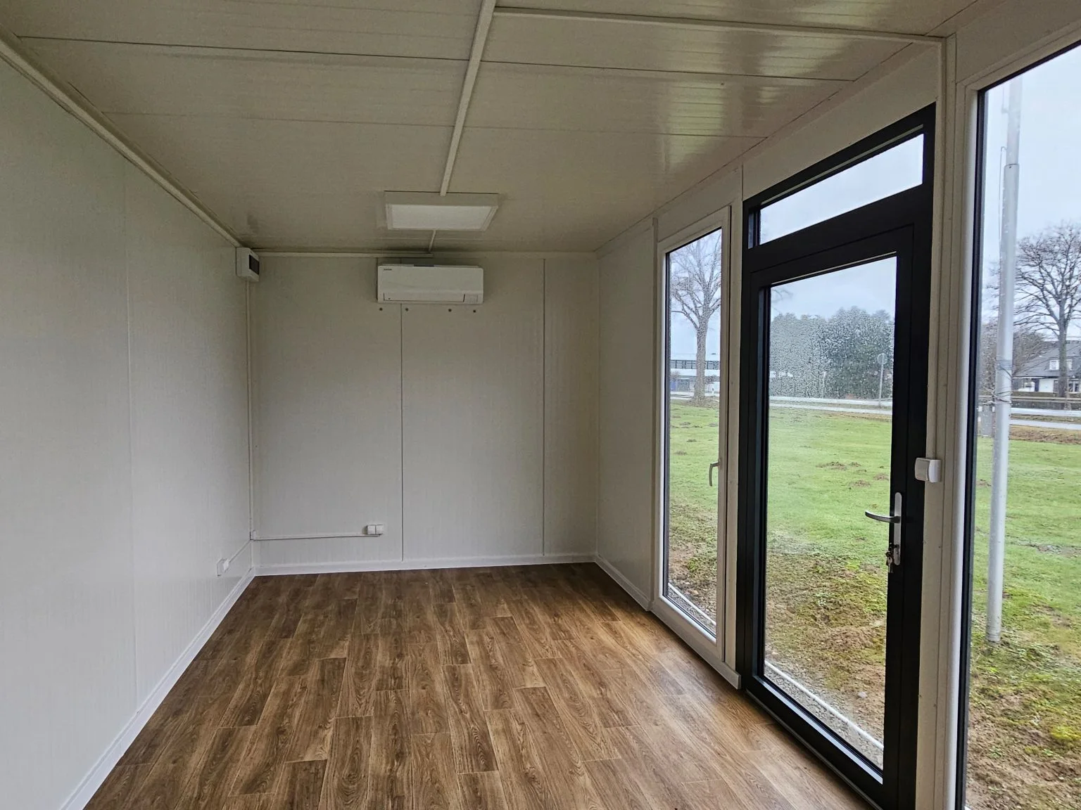 Verkaufspavillon mit bodentiefen Fenstern ca. 18 m² RAL 7016 – Bild 8